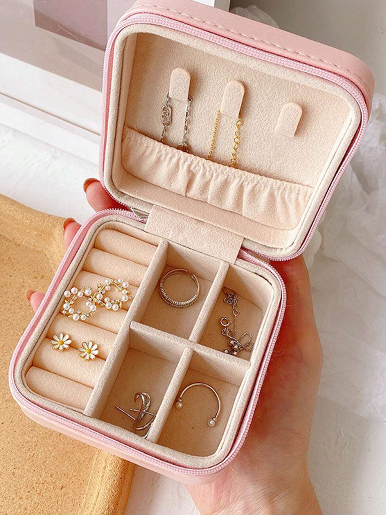 Jewelry Storage Box leather Jewelry Stand Earrings Ring Box Cosmetics Beauty Container Organizer (Random Color)